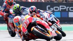 Marc M&aacute;rquez rueda por delante de Danilo Petrucci y Valentino Rossi durante el Gran Premio de Francia de MotoGP en el Circuito de Le Mans.