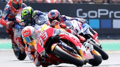 Marc M&aacute;rquez rueda por delante de Danilo Petrucci y Valentino Rossi durante el Gran Premio de Francia de MotoGP en el Circuito de Le Mans.