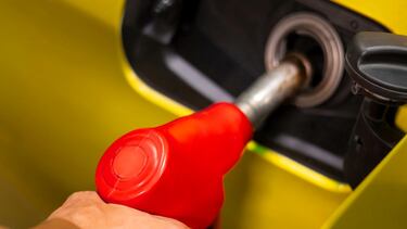 ¿Por qué los autos llevan el tanque de gasolina atrás y no junto al motor?