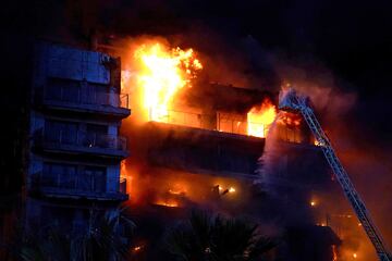 Un incendio de grandes dimensiones arrasa un edificio de 14 plantas generando una gran columna  de fuego y una densa humareda dificultano a los bomberos las labores de extición.