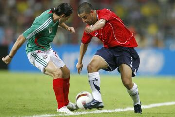 Brilló en Universidad de Chile, Sporting de Lisboa y Besiktas. Medallista de bronce en los Juegos Olímpicos de Sidney 2000 e integrante del plantel que disputó el Mundial de Sudáfrica 2010.