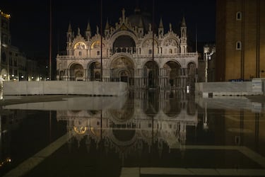 La Acqua Alta es un fenómeno ligado a la topografía única de Venecia y a la dinámica del mar Adriático. Se produce cuando coinciden mareas especialmente altas con vientos y condiciones atmosféricas que empujan el agua hacia la laguna. En sus episodios más notorios, la ciudad puede quedar parcialmente inundada, obligando a instalar pasarelas elevadas y afectando la vida cotidiana. Aunque puede causar daños y molestias, también se ha convertido en una parte singular del paisaje veneciano y en un espectáculo que atrae a miles de visitantes cada año.