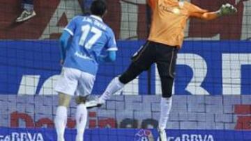 <b>BRILLANTE. </b>En el minuto 55 Diego Alves despeja este disparo de Tiago desde fuera del área. Pese a la intervención del guardameta, Teixeira no señaló el córner.