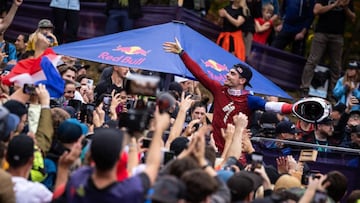 El rider de MTB Loic Bruni celebrando al victoria en la Copa del Mundo en Mont-Sainte-Anne (Canad&aacute;), el s&aacute;bado 7 de octubre del 2023. 