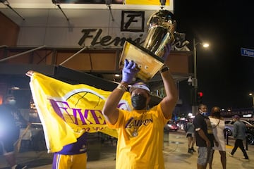 Los Angeles celebra la victoria de sus Lakers