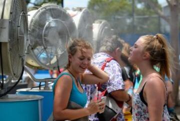 Aficionados al tenis refrescandose durante los descansos para hacer frente a las temperaturas que llegan a 43 grados centígrados (109 Fahrenheit) durante el cuarto dia del Abierto de Australia 2014 en Melbourne Park