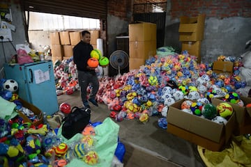 Los balones de fútbol, que se fabrican para la exportación y el mercado indio, son confeccionados por pequeños contratistas en Jalandhar, India. Los dueños de las fábricas distribuyen las materias primas entre los trabajadores de los barrios más marginales de la ciudad que cosen los balones en sus casas.