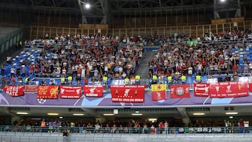 Seguidores del Liverpool, ayer en el estadio de San Paolo de Nápoles.