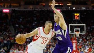 Francisco Garc&iacute;a, durante un partido esta temporada ante los Kings, defendido por el rookie Nik Stauskas.