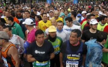 Los corredores se preparan en la linea de salida.