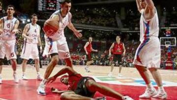 <b>POR LOS SUELOS. </b>La imagen de McDonald a los pies de Smodis y Van den Spiegel define la impotencia del Tau, que vuelve a caer por cuarta vez consecutiva en la Final Four.