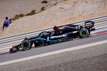 El finlandés de Mercedes eligió el 77 por pura imagen de marca y porque el 7, su primera preferencia, estaba en manos de su compatriota Kimi Raikkonen. Con la grafía de ese número podría incluirlo en su nombre y apellido, sustituyendo la doble ‘T’ por dos 7: 'Val77eri Bo77as'.