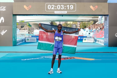 El keniano recorrió los 42,195 km en 2h02:05 haciendo así la mejor marca del año en esta distancia.