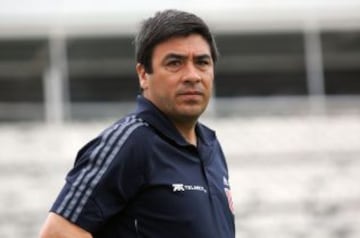 José Basualdo tiene el triste registro de haber dejado a la U fuera de los playoffs del Clausura 2009. También fue eliminado de la Copa Chile y Copa Sudamericana. Sólo cuatro meses después de debutar fue cesado. Hoy está sin club.