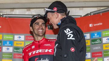 Alberto Contador y Chris Froome se saludan tras la etapa de L'Angliru en la Vuelta a España 2017.