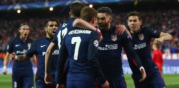 Griezmann celebra el primero de sus dos goles en el Atlético-Barça de 2016.