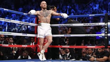 Conor McGregor posa en la esquina durante su combate de boxeo ante Floyd Mayweather.