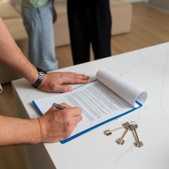 Aviso de la OCU: la condición que nunca debes aceptar al alquilar un piso