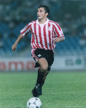Jugó entre 1988 y 1990 en el Barcelona. El Athletic lo fichó ese año y jugó en el club vasco hasta 1996.
