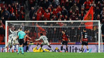 PALMA DE MALLORCA, 10/02/2025.- Los jugadores de Osasuna tras conseguir el primer gol de su equipo durante el encuentro correspondiente a la jornada 23 de Laliga EA Sports que disputan hoy lunes RCD Mallorca y Osasuna en el estadio de Son Moix, en la capital balear. EFE/CATI CLADERA.