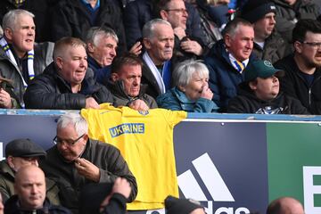 Un aficionado del Leeds United muestra una camiseta de Ucrania en una muestra de simpatía hacia el país.