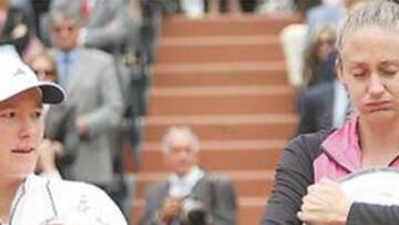 <b>CARA DE CIRCUNSTANCIAS. </b>Pierce no podía ocultar su tristeza mientras Henin recogía el trofeo.