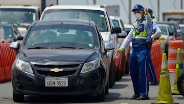 Coronavirus en Ecuador: ¿cuántas personas pueden ir en un carro con salvoconducto?