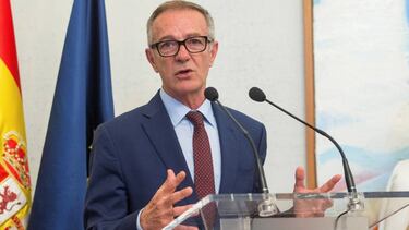 El ministro de cultura y Deporte Jose Guirao, durante el traspaso de carteras con el ministro Maxim Huerta.