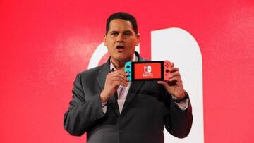 Reggie Fils-Aime sosteniendo una Nintendo Switch.