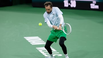 INDIAN WELLS (United States), 12/03/2025.- Daniil Medvedev of Russia in action against Tommy Paul of the USA during their men's singles match of the BNP Paribas Open tennis tournament in Indian Wells, California, USA, 11 March 2025. (Tenis, Rusia) EFE/EPA/JOHN G. MABANGLO