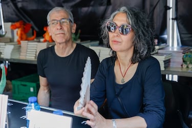 Los escritores Edurne Portela y José Ovejero, durante la firma de uno de sus ejemplares.