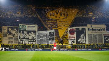 El estadio del Borussia de Dortmund, Signal Iduna Park, es uno de los feudos más famosos y con mayor ambiente de Europa. Situado en la ciudad de Dortmund, en el estado federado de Renania del Norte-Westfalia, al oeste de Alemania. Es el quinto estadio más grande de Europa, y el tercer hogar más grande de un club europeo de primer nivel después del Camp Nou y el Estadio Santiago Bernabéu.