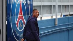 Mbappé abandona las instalaciones del PSG.