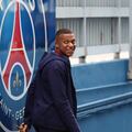 Mbapp¨¦ abandona las instalaciones del PSG.