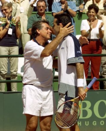 Manolo Santana capitán de la Copa Davis felicita a Alex Corretja después de que derrotó a Marc Rosset de Suiza en el segundo partido de individuales de cuartos de final de la Copa Davis de ese año.