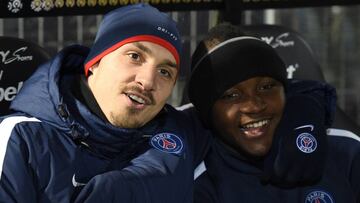 El delantero sueco Zlatan Ibrahimovic junto a Hirvin Ongenda, durante su etapa en el PSG.