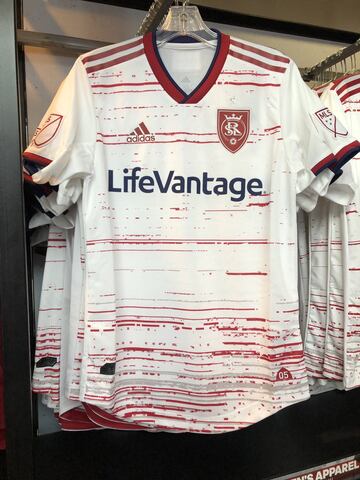 Salt Lake sac un hermoso jersey de visitante blanco con vivos en rojo. El logo ser rojo con las letras en blanco.