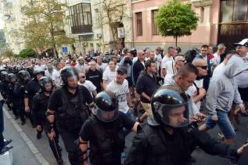 Policía ucraniana escoltando a aficionados del Legia Varsovia al estadio al estadio en Kiev donde juega su equipo la ida de la previa de Europa League contra el Zorya Lugansk.