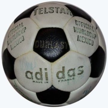 Mundial de México 1970. Adidas Telstar, compuesto por gajos poligonales. Primero utilizado por Adidas como suministrador oficial de balones para el Mundial de fútbol.