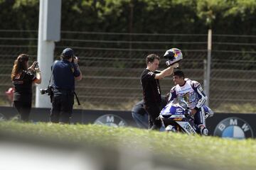 El piloto madrileño de Moto3, Jorge Martín, celebra la victoria en el Gran Premio de Sepang celebrado en el circuito de Sepang que le otroga como campeón mundial. 