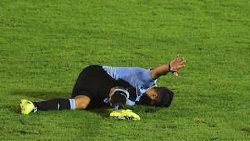 Luis Su&aacute;rez se duele sobre el c&eacute;sped del Estadio Centenario de Montevideo.