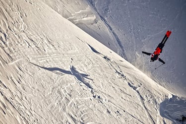 Un esquiador se enfrenta al imponente Tuc de Bacivèr (2.644m), en el Valle de Arán, durante el Baqueira Beret Pro by Movistar, única prueba del Freeride World Tour que se celebra en los Pirineos. La cara oeste de este pico ofrece un escenario increíble para que los mejores esquiadores y snowboarders del mundo den un espectáculo. 