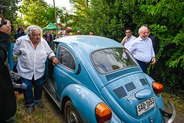 Jos¨¦ M¨²jica, expresidente de la Rep¨²blica Oriental del Uruguay, lleva al presidente de Brasil, Luiz In¨¢cio Lula da Silva, a dar un paseo en su viejo VW por Montevideo el 25 de enero de 2023. Lula da Silva, lleg¨® a Uruguay alrededor del mediod¨ªa y realiz¨® una visita diplom¨¢tica al presidente uruguayo, Lacalle Pou. Al finalizar la visita, se dirigi¨® con su esposa, Ros?ngela da Silva, a la finca del expresidente uruguayo, Jos¨¦ Mujica, y Luc¨ªa Topolansky.