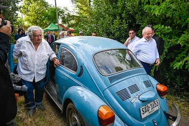 José Mújica, expresidente de la República Oriental del Uruguay, lleva al presidente de Brasil, Luiz Inácio Lula da Silva, a dar un paseo en su viejo VW por Montevideo el 25 de enero de 2023. Lula da Silva, llegó a Uruguay alrededor del mediodía y realizó una visita diplomática al presidente uruguayo, Lacalle Pou. Al finalizar la visita, se dirigió con su esposa, Rosângela da Silva, a la finca del expresidente uruguayo, José Mujica, y Lucía Topolansky.