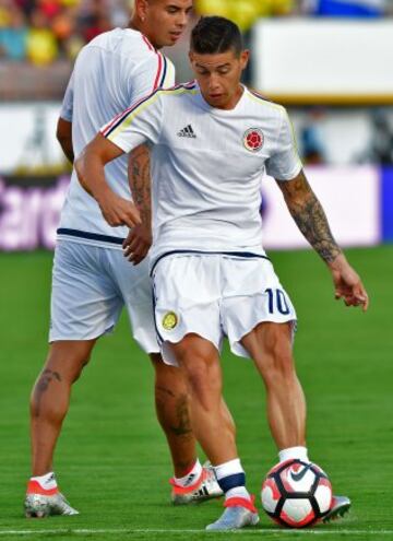 Colombia's James Rodriguez warms up before a Copa America Centenario football match against Paraguay in Pasadena, California, United States, on June 7, 2016.  / AFP PHOTO / Frederic J. Brown