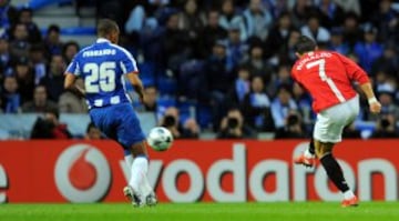 Cristiano marca el 0-1 con un impresionante obús, que le valía el Premio Puskas al gol más bonito de 2009, durante el partido de vuelta de los cuartos de final de la Champions League 08/09.
