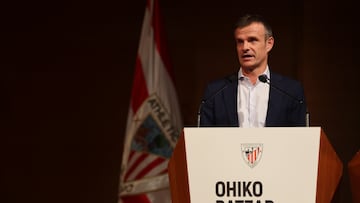GRAFCAV5862. BILBAO, 30/10/2025.-El presidente del Athletic de BIlbao, Jon Uriarte, durante su intervención este jueves en la Asamblea General Ordinaria del Athletic Club, la cita anual de la Junta Directiva con los socios compromisarios, los que representan a la masa social rojiblanca. EFE/Luis Tejido