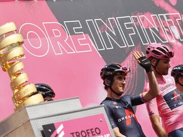 Filippo Ganna y Geraint Thomas con el Trofeo Senza Fine. 