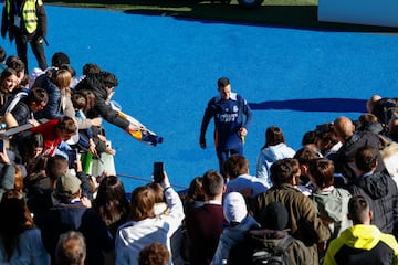 Los jugadores del Real Madrid al final del entrenamiento  atendieron a los aficionados que se dieron cita en el Di Stéfano, un día especial para la comunión del madridismo.