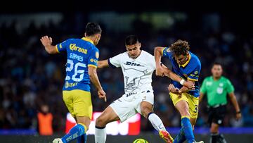 Guillermo Martinez (L) of Pumas fights for the ball with Igor Lichnovsky (R) of America during the 16th round match between Pumas UNAM and America as part of the Torneo Clausura 2024 Liga BBVA MX at Olimpico Universitario Stadium on April 20, 2024 in Mexico City, Mexico.